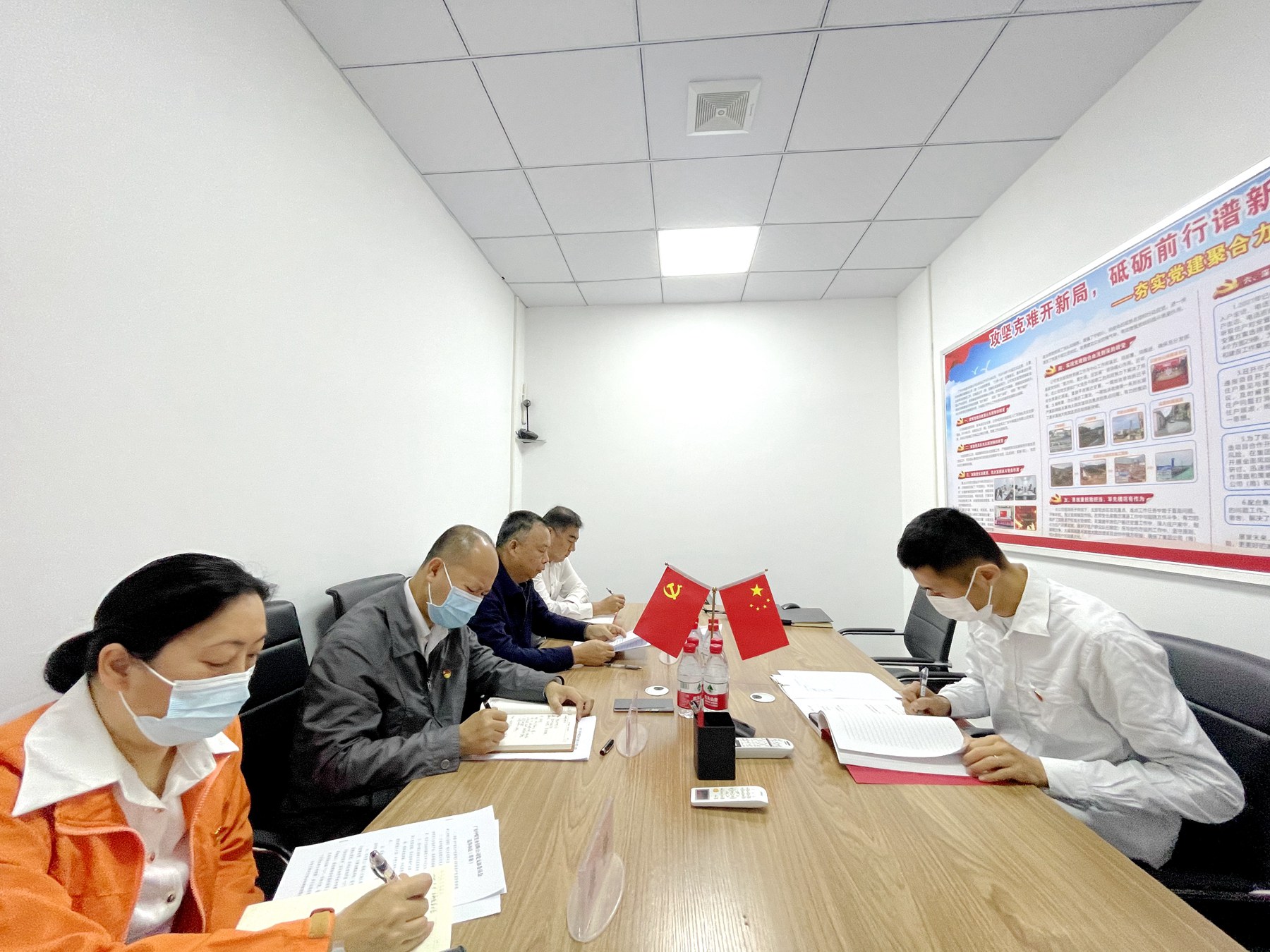 置業(yè)公司黨支部圓滿完成支部委員選舉工作1.jpg 置業(yè)公司黨支部圓滿完成支部委員選舉工作1.jpg