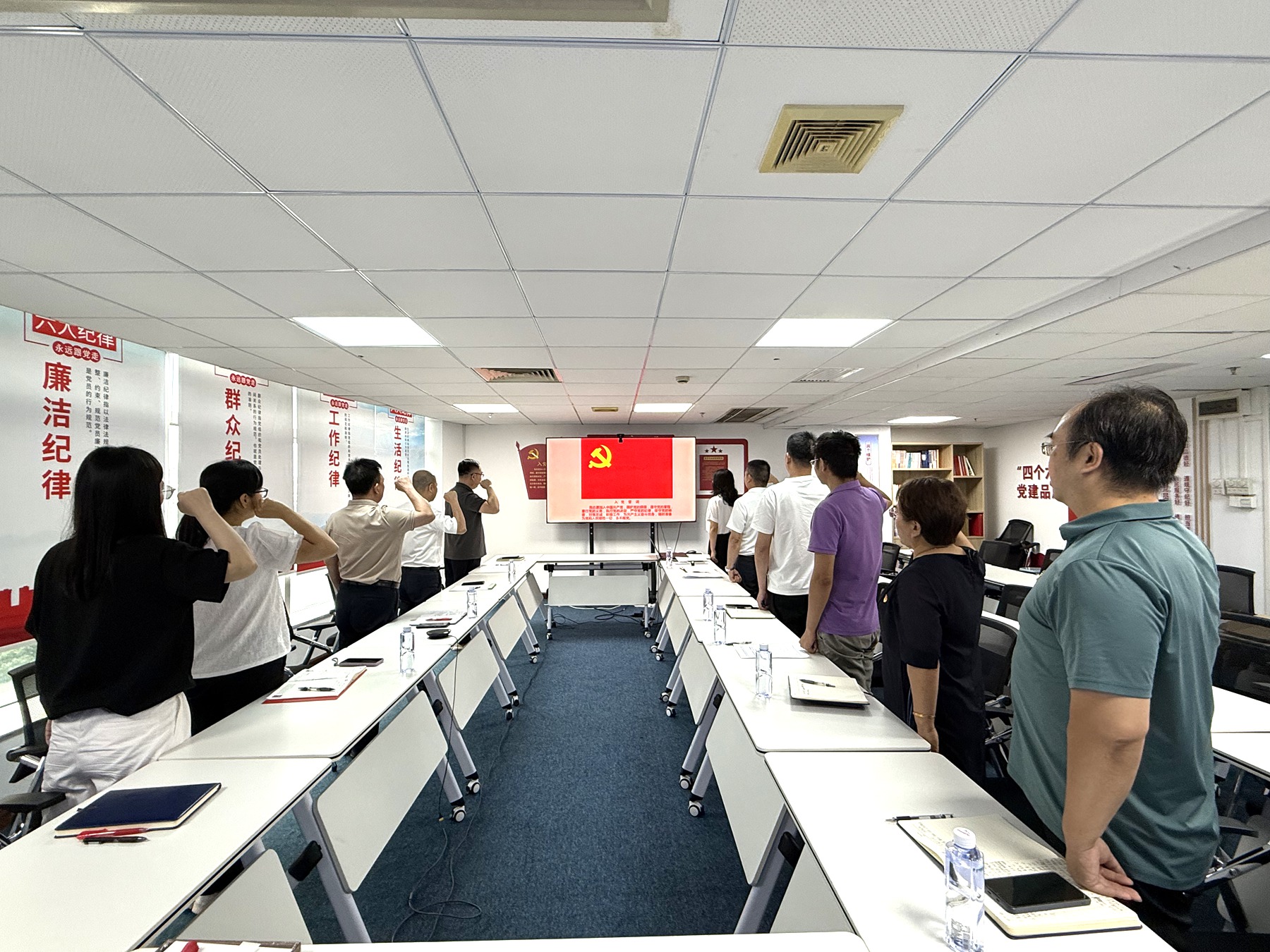 機關(guān)第二黨支部開展“七一匠心傳非遺 竹編紅心頌黨恩”主題黨日活動3.jpg