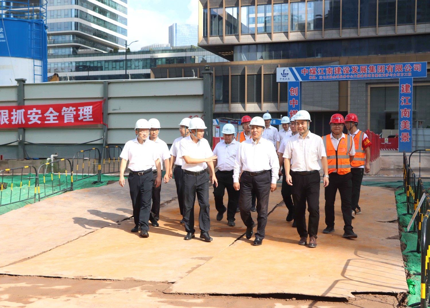 賈春曲到中煤江南（廣東局）調(diào)研指導(dǎo)和督導(dǎo)檢查“雷霆行動(dòng)”工作3.jpg
