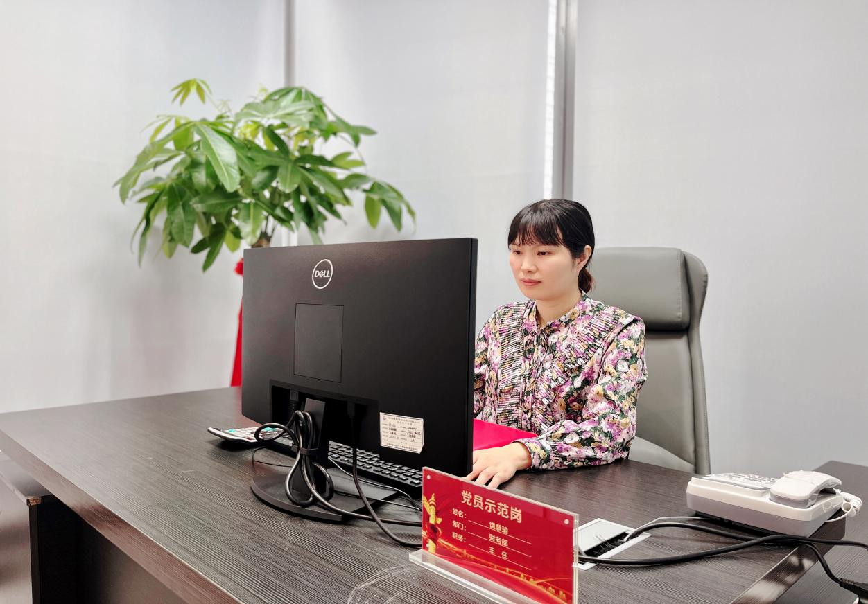 【身邊的榜樣】平凡崗位求卓越  財務(wù)管理譜華章——記集團公司（局）“五一勞動獎?wù)隆鲍@得者饒慧瑜